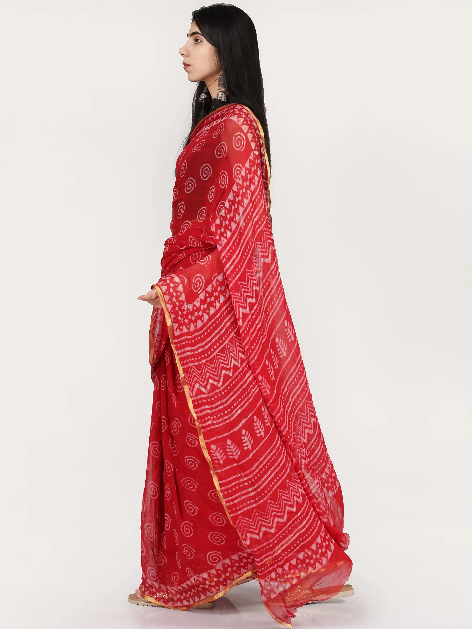 Red OffWhite Hand Block Printed Chiffon Saree With Zari Border - S031704699